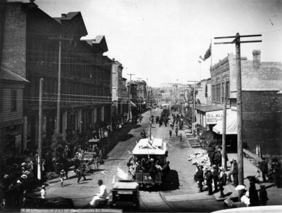剛投入服務 4 天的溫哥華有軌電車於 1890 年 Dominion Day（現稱國慶）參加在 Cordova Street 的巡行。(City of Vancouver Archives)