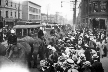 1900 年馬戲團的宣傳巡行跟著有軌電車並排而行。(City of Vancouver Archives)