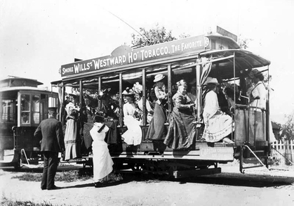BC 首輛有軌電車於 1890 年在 Victoria 啓業，屬當年的高科技運輸工具，故此紳商淑女也爭相搭乘。(City of Victoria Archives)
