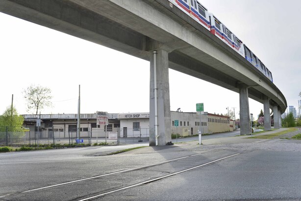 因為 Skytrain 部份路軌架空，因此舊有的電車路軌不需要完全拆掉，仍然保留在地面。