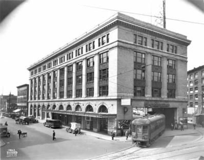 1928 年位於 East Hastings 與 Carrall Street 交界的 BCER 大樓，地層曾是市中心電車總站。(Vancouver Public Library)