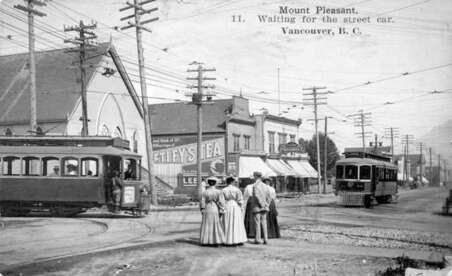 1908 年 Main Street 與 Broadway 交界，大家聚在一起，似乎在等有軌電車到站。(City of Vancouver Archives)