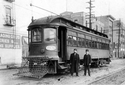 1902 年 Front Street 與 Begbie Street 交界處，曾是二埠（New Westminster）首個電車總站的所在。(New Westminster Museum and Archives)