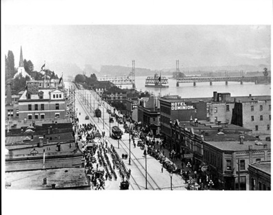 1914 年二埠 Columbia Street 向東北可見當年之跨河火車橋。(New Westminster Museum and Archives)