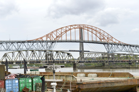 該處現在的火車、Skytrain 與 Pattullo 公路橋均屬後期所建。