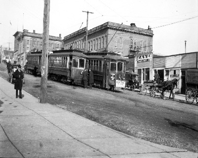 1912 年北溫 Lonsdale Avenue 與 Esplanade Avenue 交界，斜路上的電車和馬車。(Archives of North Vancouver)