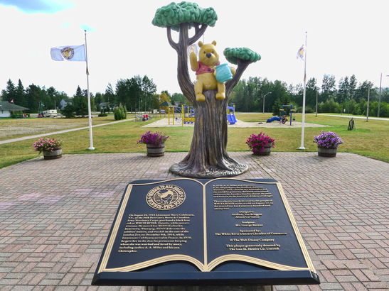 安省 White River 小鎮現在設有 Winnie-the- Pooh 的紀念公園，詳細介紹了主角原型的背景，以及牠跟加拿大的密切關係。