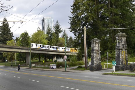 但支撐拱門的兩支石柱還在。近年令 Burnaby Central Park 登上熱搜的，是因為這裡是 2017 申小雨兇殺案的棄屍地點。