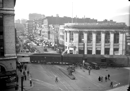 1920 年 East Hastings Street 每日仍有貨運火車從 Gastown 駛出，橫過馬路。(Vancouver Public Library)