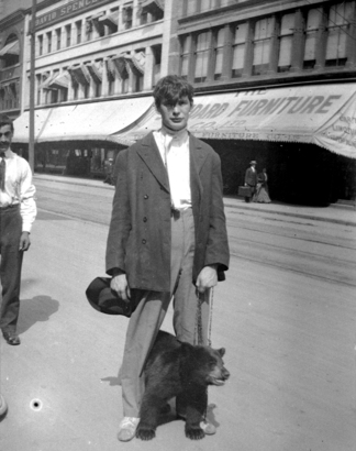 1900 年 Hastings Street 上被人飼養的小熊。(City of Vancouver Archives)