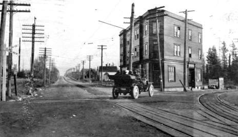 時間是 1911 年，地點是現今本拿比的某個路口，到底是哪裡呢？(Heritage Burnaby)