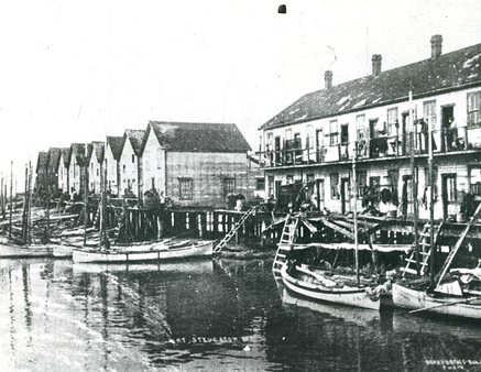 1900 年代 Steveston 漁夫與漁廠工人的水上宿舍。（City of Richmond Archives）