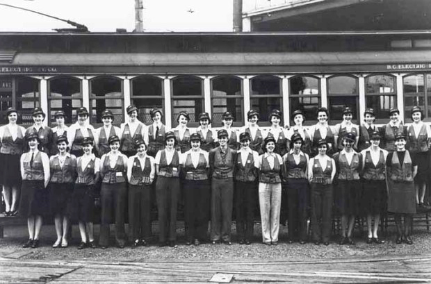 二次大戰期間，部份有軌電車車務由女將擔當，照片攝於 1944 年。（Photo from Trankslink）