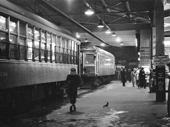 1937 年溫市 East Hastings Street 總站往 Chilliwack 的室内列車月台。（City of Vancouver Archives）