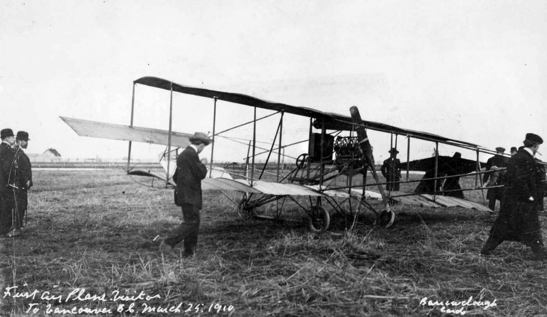 1910 年首部降落在溫哥華的飛機，地點為現在的 Richmond Minoru Park。（City of Richmond Archives）