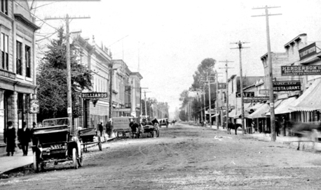 1910 年 Chilliwack 市中心 Wellington Avenue。（Chilliwack Museum and Archives）