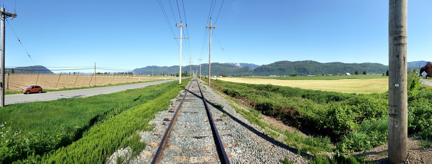 當年火車路軌沿著 Sumas Lake 湖邊築成，所以形成今日路軌比四週地面為高的現像。