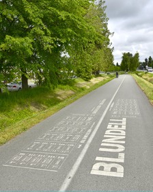 Railway Greenway 地面漆上當年行車時間表。
