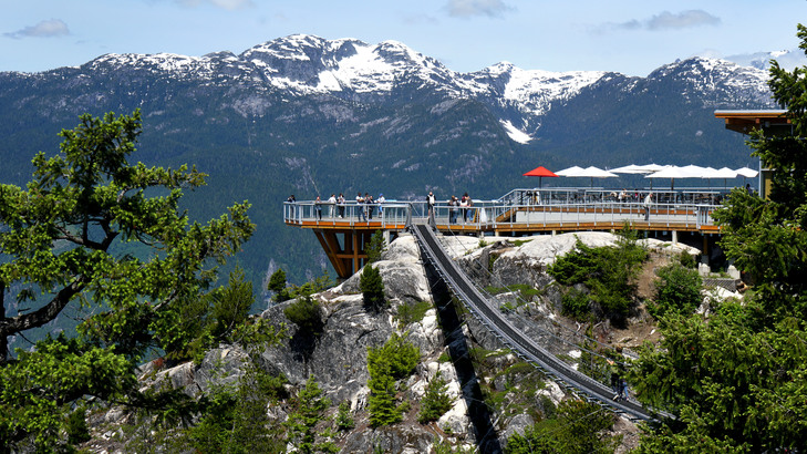 885 m 高的 Summit Lodge 可欣賞無敵遠景。