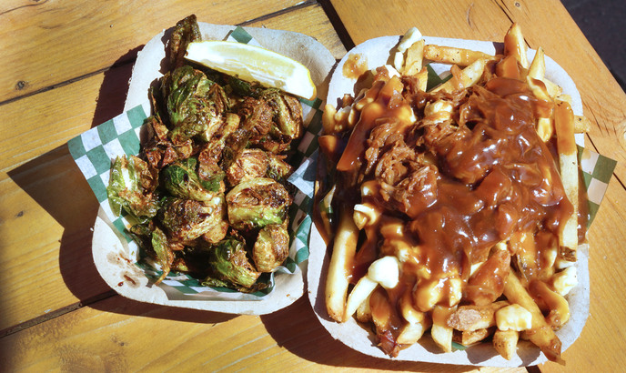 Maple Syrup Marinated Brussel Sprouts（左；楓糖醬烤抱子甘藍）和 BBQ Jackfruit Poutine（右：菠蘿蜜淋汁薯條）是 Summit Lodge 內 Backyard Smokehouse and Bar 的特色小吃。