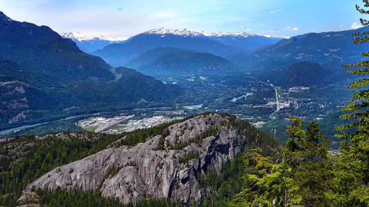 通常遊人是從 Squamish 看到 Stawamus Chief 花崗岩山的西北面，而在 The Chief & Squamish Valley 瞭望台則可見其東南面。圖右的直路，正是從 Squamish 向北前往 Whistler 之 99 號公路。