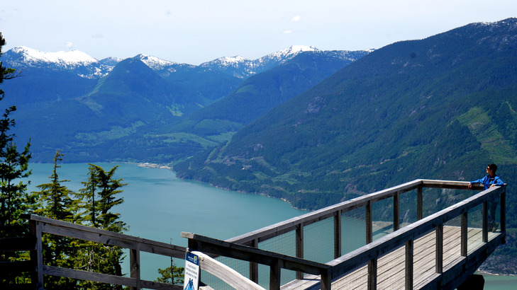 從 The Chief & Squamish Valley 瞭望台仍可遠眺到 Howe Sound 海峽對岸。