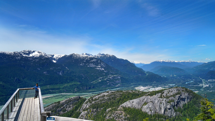 從 The Chief & Squamish Valley 瞭望台北眺，即為 Stawamus Chief 花崗岩山及 Squamish 全景。