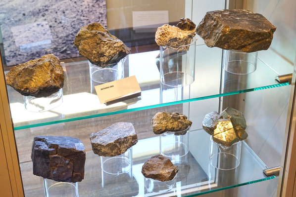 Britannia 礦場發掘到的礦物包括有點像黄金之黃鐵 Pyrite（右下）。