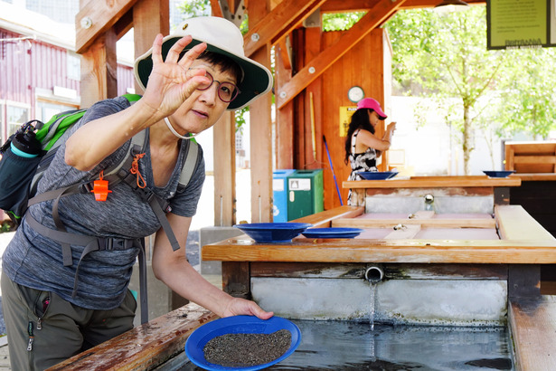 遊人可在 Gold Panning Shed 裡淘金試運氣。