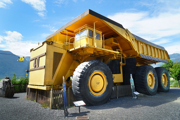 巨型運礦車大如民居。