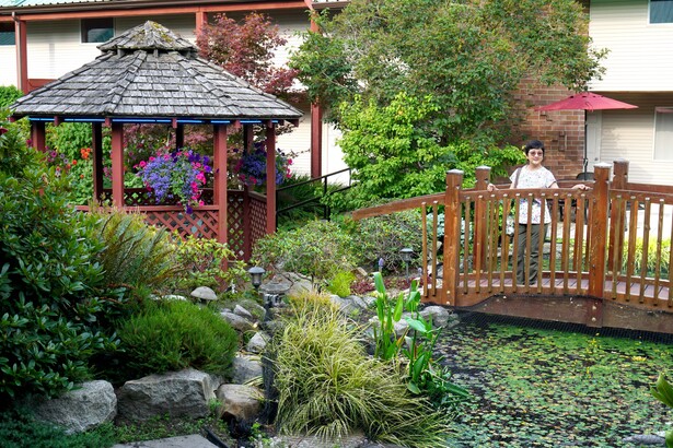 Gibsons Garden Hotel 裡的亭園與錦鯉池充滿東方色彩。