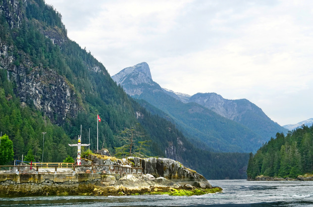 石山聳立的 Princess Louisa Inlet 只能用船艇駛達。