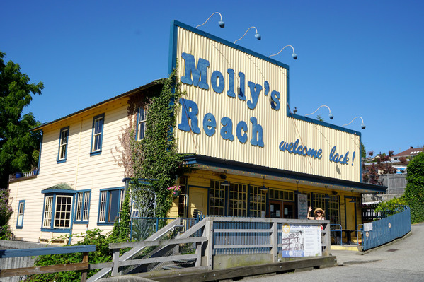 Molly's Reach 餐廳曾是連續播放近廾年的電視片集《The Beachcombers》的取景點。