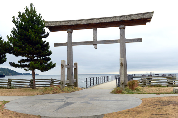 Sechelt 海濱的仿日式鳥居門（Torii gate）乃當地木工的傑作。
