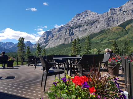 面對洛磯山的 Kananaskis Country Golf Course 餐廳有無敵美㬌。