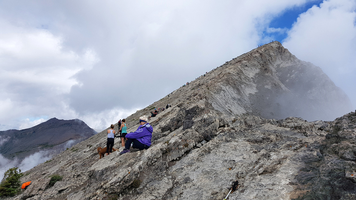 每天都有大批行山客隨 Ha Ling 足跡爬上海拔 2,400 米之 Ha Ling Peak。