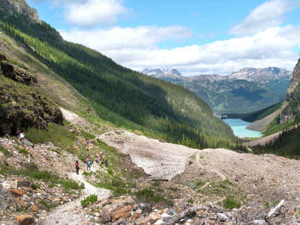 往 Plain of Six Glaciers Tea House 的途中，回望可見 Lake Louise。