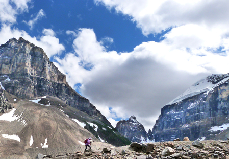 往 Plain of Six Glaciers Tea House 沿途石山峭立。