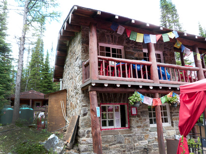 掛上西藏彩旗的 Plain of Six Glaciers Tea House，另顯一格。