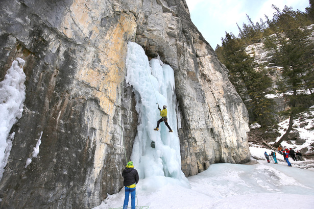 冬日冰封後之 Grotta Creek 瀑布可玩爬冰。