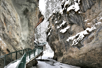 Johnston Canyon 雪後景色更詩意。