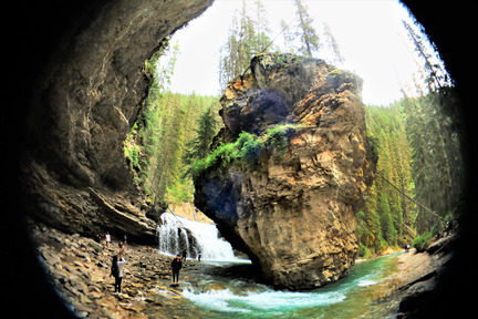 迂迴曲折的 Johnston Canyon 瀑布底，貌如外星。