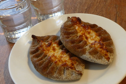 以黑麥麵糰包裹馬鈴薯或牛奶粥烘焙而成之 karjalan piirakka 是波羅的海人士常吃的佐膳小點。