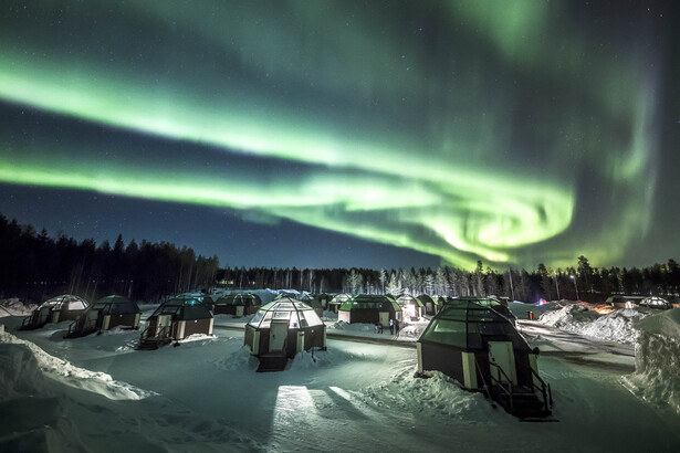 入住玻璃頂屋，足不出外也能賞極光。(visitrovaniemi.fi)