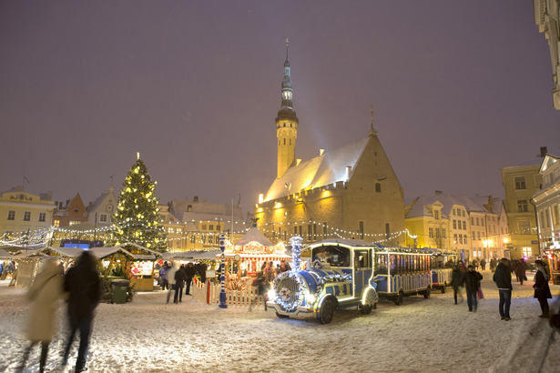 Town Hall Square 市政鐘樓的正面照。(christmasmarket.ee)