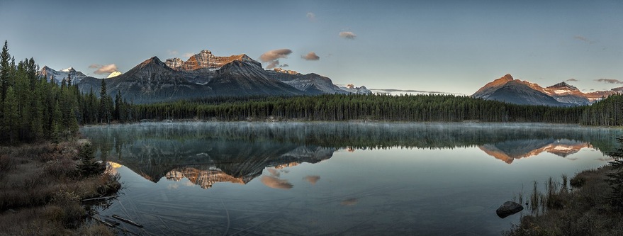 位於 Banff National Park 與 Jasper National Park 之間的 Icefields Parkway，即 Highway 93。