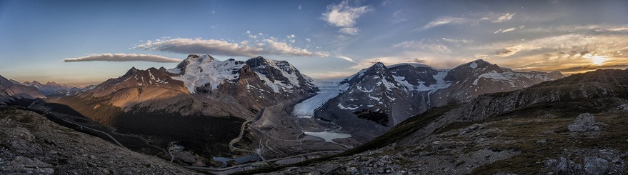 Icefields Parkway 有壯觀的 Athabasca Glacier 冰河，而附近之冰川湖更是處處出沙龍。