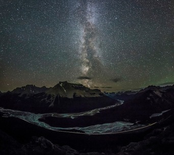 在磅礡的星空下，讓人對大自然的敬畏之心油然而生。