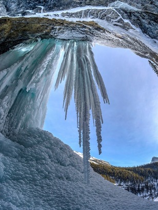 水柱在半空中被凍住，變成冰棒，此等景色在我們居住的溫哥華難得一見。
