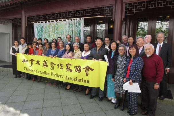 加華作協每年都會與中山公園合辦「秋之韻」中英詩歌朗誦會，去年的活動於 9 月底在華埠的中山公園舉行，五十餘位詩人與文學愛好者出席，不同族裔的詩人共聚一堂欣賞、交流詩藝，極具意義。